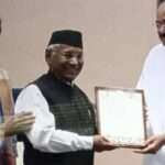 लोक गायक नरेंद्र सिंह नेगी को मिला संगीत नाटक अकादमी पुरस्कार, उपराष्ट्रपति ने किया सम्मानित