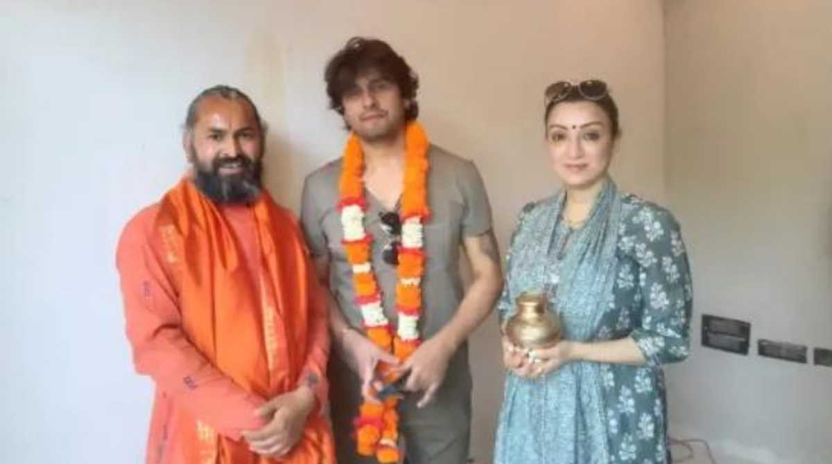 बॉलीवुड गायक सोनू निगम पत्नी संग पहुंचे तीर्थनगरी, गंगा आरती कर कहीं ये बात…