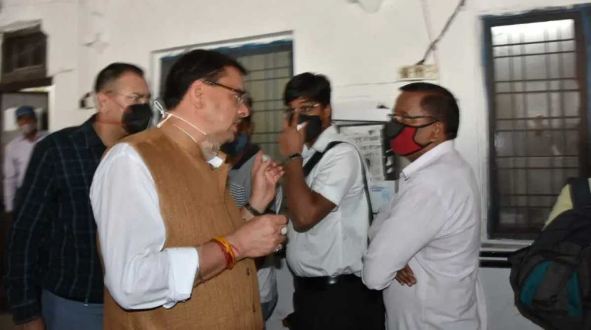 बड़ी खबरः अचानक देहरादून RTO पहुंचे सीएम धामी ने की बड़ी कार्रवाई, इन्हें किया निलंबित…