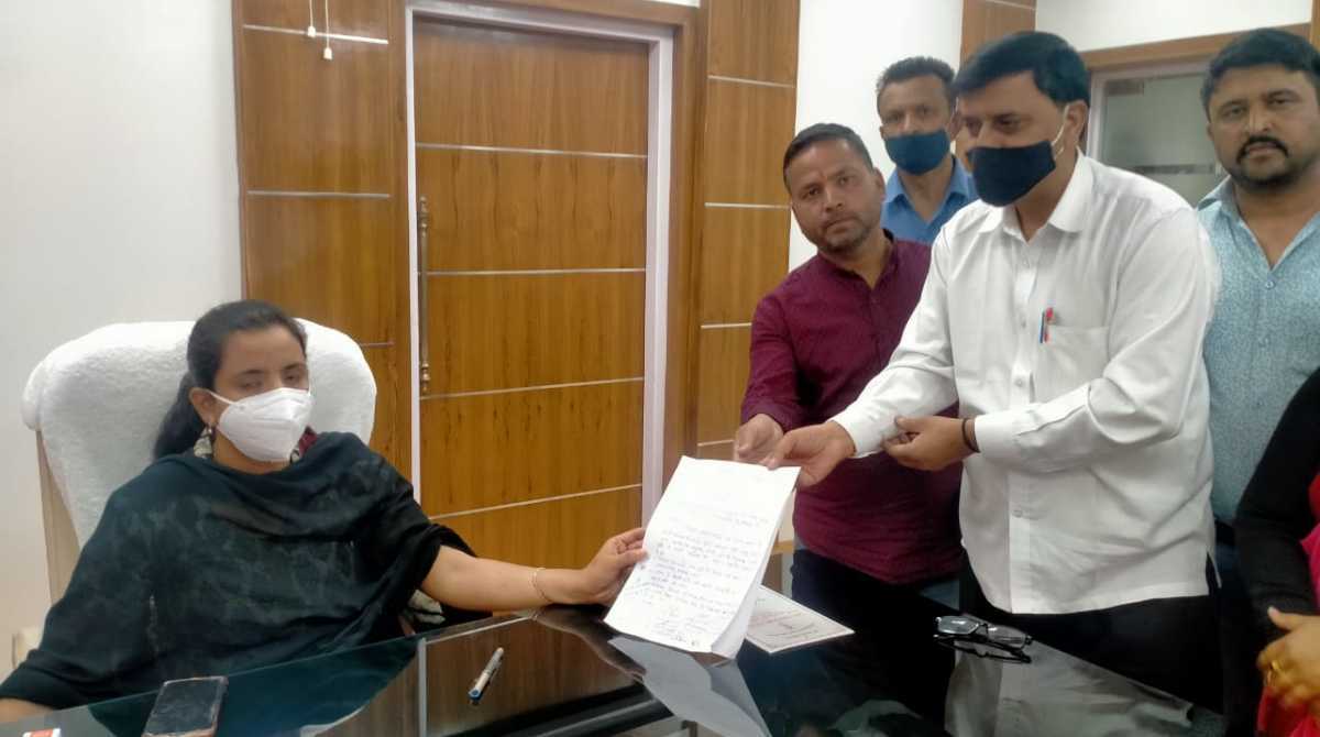 निजी स्कूल संचालकों की मनमानी फीस वसूली से अभिभावक परेशान, डीएम को सौंपा ज्ञापन…