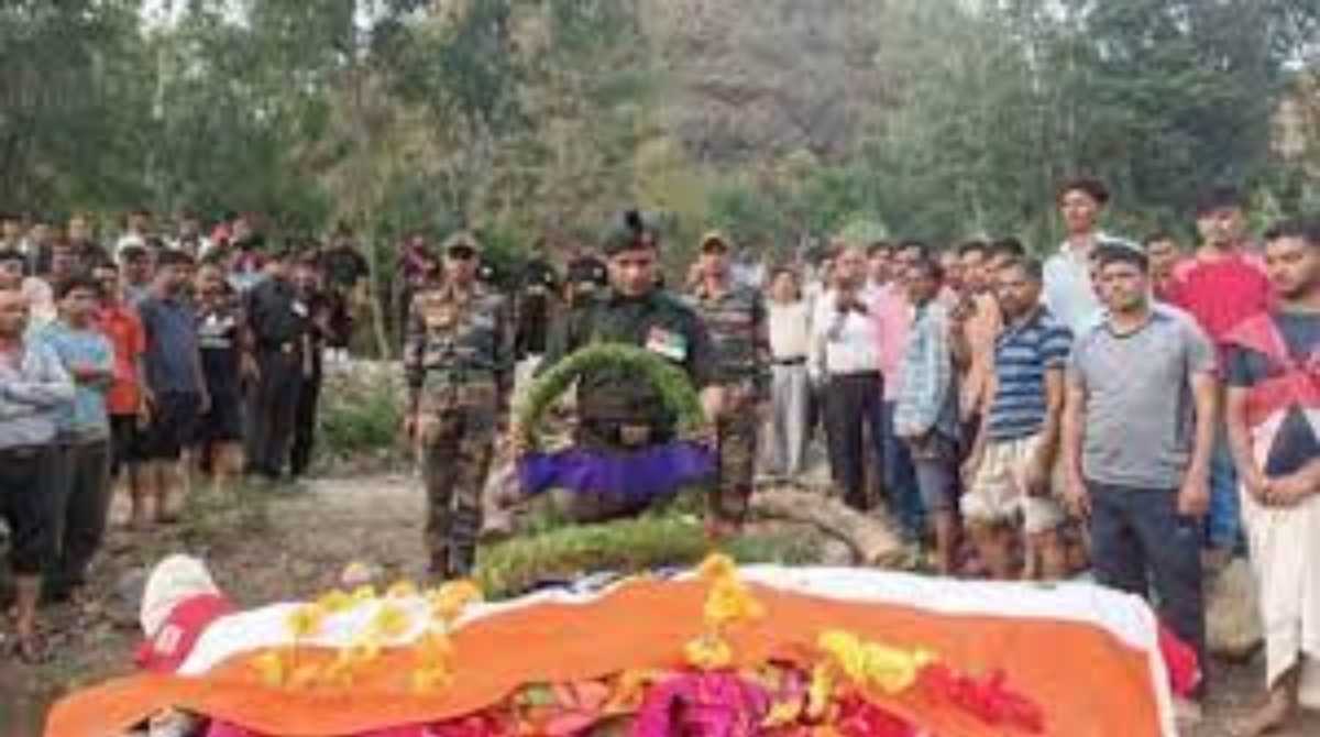 कुमाऊं रेजिमेंट के सूबेदार की अंतिम यात्रा में उमड़ा जनसैलाब, हर आंख हुई नम…
