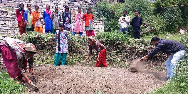 नशाबंदी की तरफ बढ़ता गिरगांव, फैसले से खुश होकर जिला पंचायत सदस्य ने लिया गोद