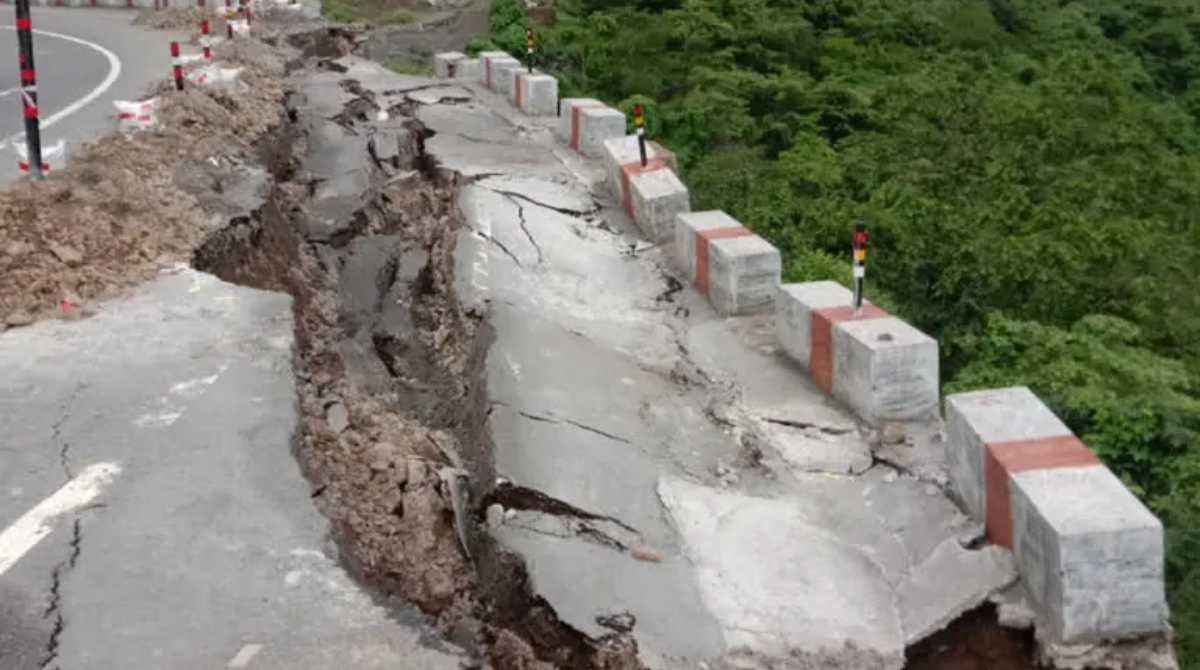 उत्तराखंड में बारिश से जन जीवन अस्त-व्यस्त, देवप्रयाग में बद्रीनाथ हाइवे का हिस्सा धंसा…