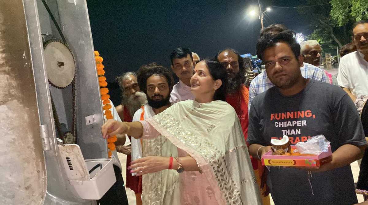 हाईमास्ट लाइट के लगने से गंगा तट रोशनी से नहाया, लोगों में खुशी…