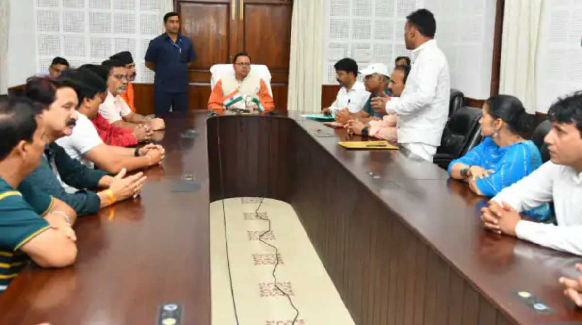 फिल्म उद्योग से जुड़े प्रदेश के कलाकारों ने सीएम से की मुलाकात, इन मुद्दों पर हुई बात…