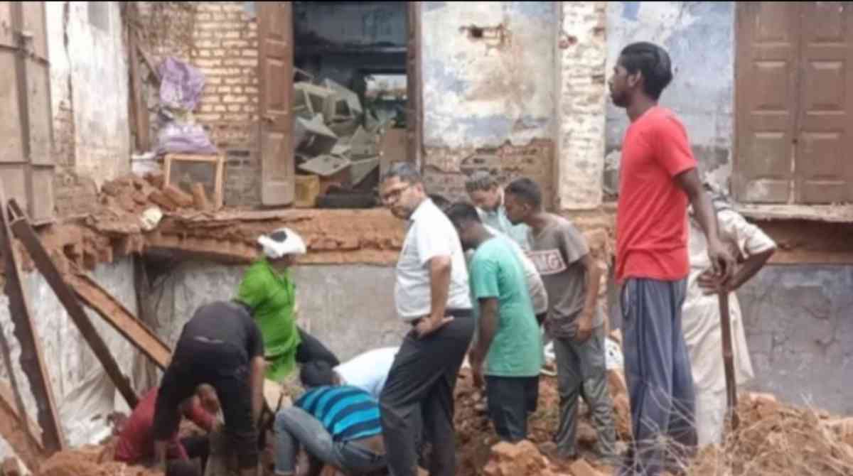 उत्तराखंड: स्कूल की छत गिरने से मलबे में दबा मजदूर…