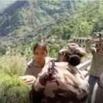 एक्शन: घास ला रही महिलाओं को थाने में बिठाया, चालान भी किया, पढिये…