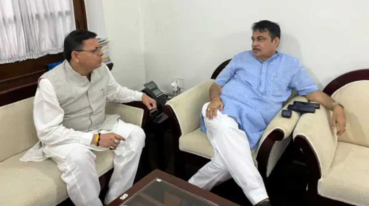 सीएम धामी ने दिल्ली में की केंद्रीय मंत्री गड़करी से मुलाकात, हुई ये बात…