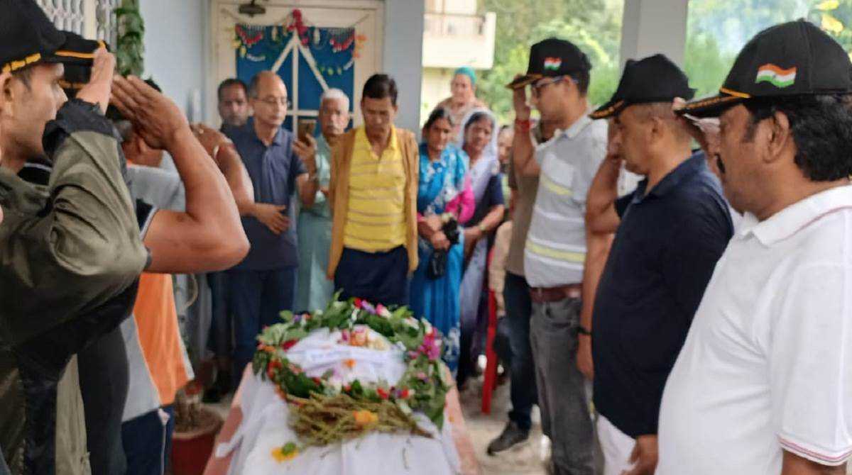 पिथौरागढ़ः जांबाज रि. कर्नल का सैन्य सम्मान के साथ अंतिम संस्कार, देश के लिए लड़े थे दो युद्ध…