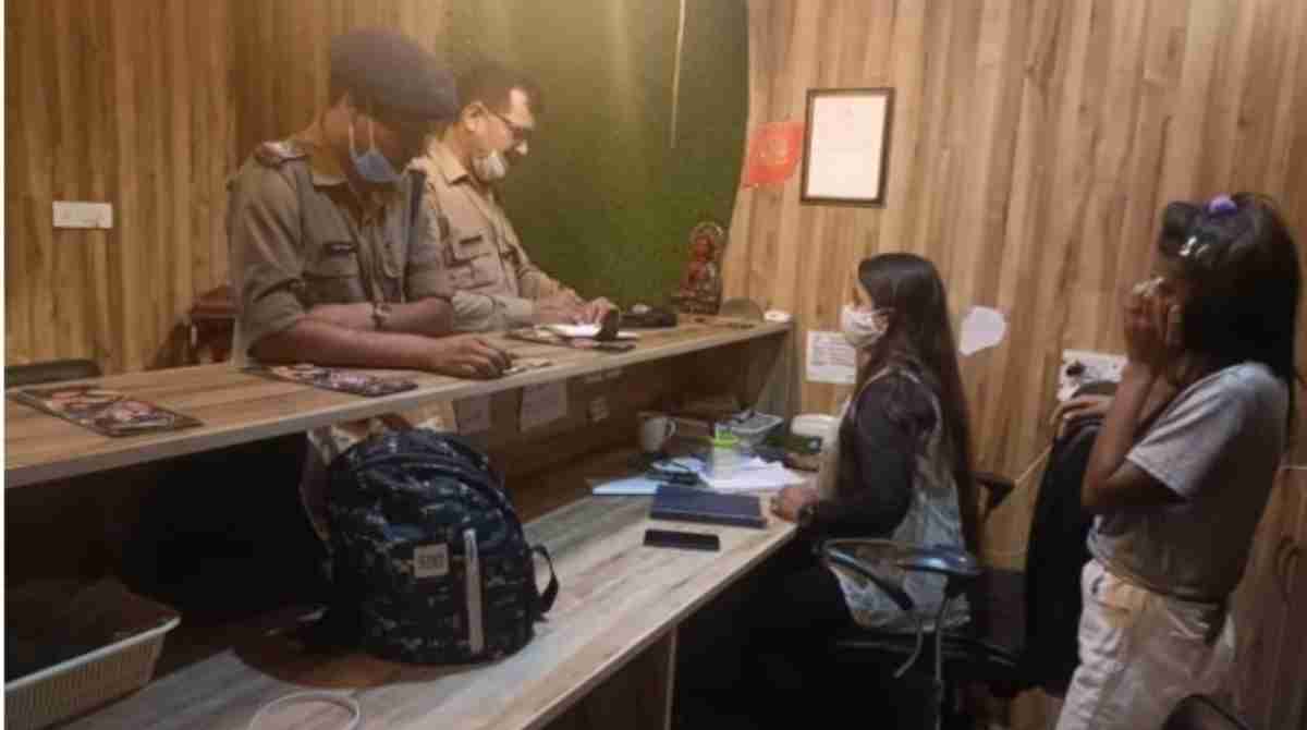 Breaking: स्पा सेंटरों में पुलिस का छापा, ये मिली गड़बड़ी…