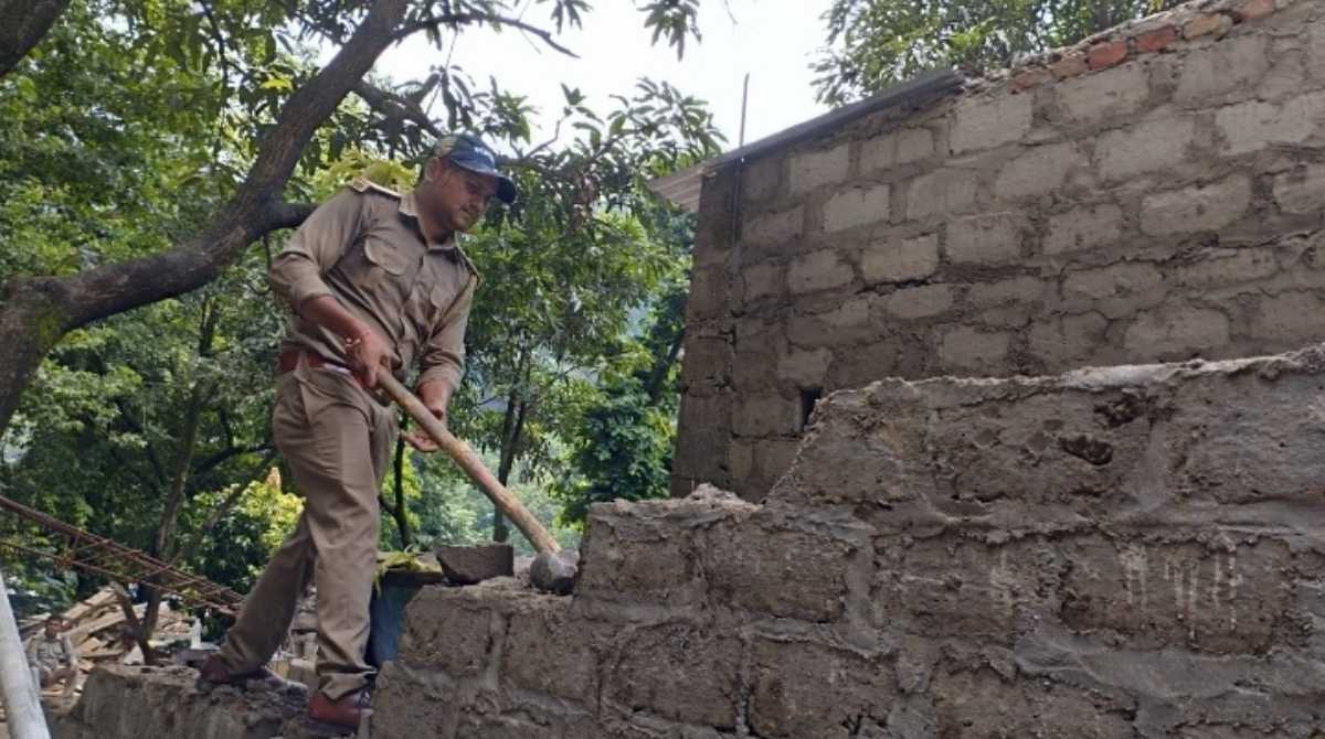 टिहरी में एक्शन मोड में वन विभाग, इस आश्रम को किया ध्वस्त…