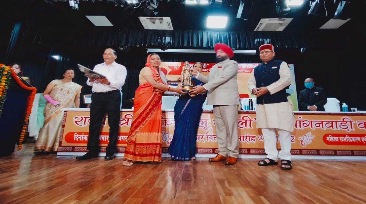 उत्तराखंड में इन्हें मिला तीलू रौतेली पुरस्कार, पहली बार आंगनबाड़ी कार्यकर्ता भी हुई सम्मानित…