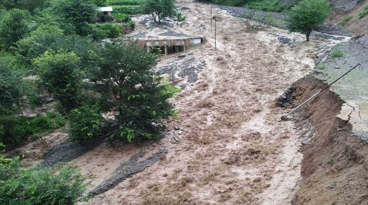 उत्तराखंड: त्योहार पर आसमान से बरस रही आफत, जगह-जगह बाढ़ जैसे हालात…