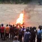 उफनाती नदी में बह गए जलती हुई चिता सहित तीन शव, वीडियो हो रहा वायरल…