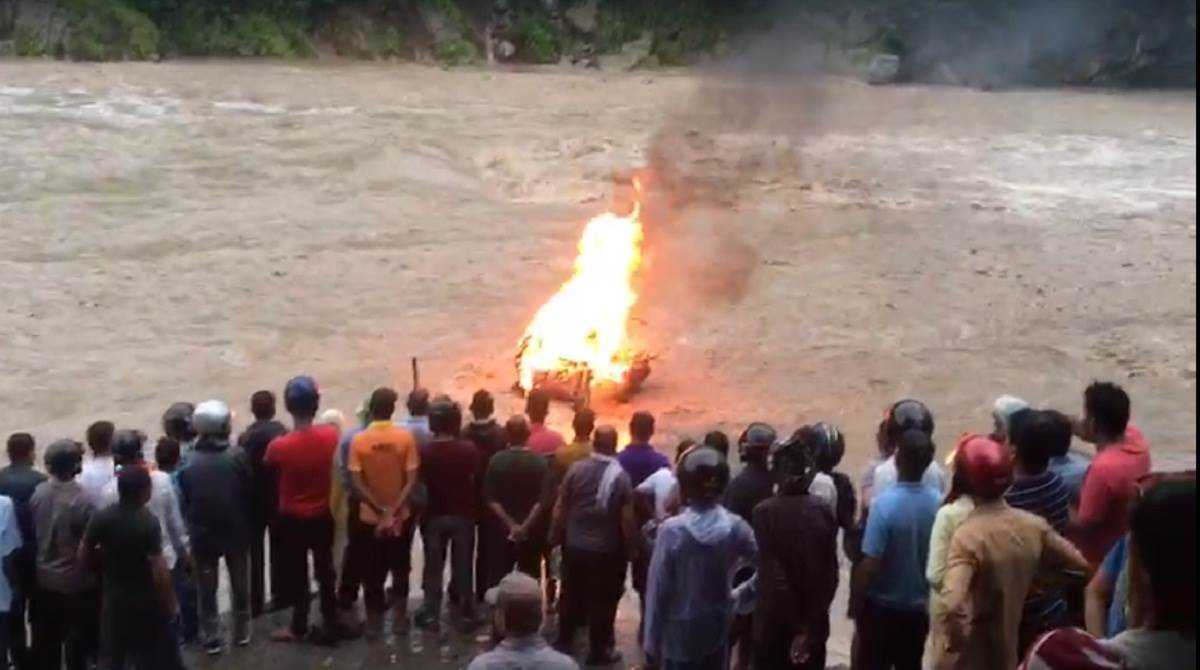 उफनाती नदी में बह गए जलती हुई चिता सहित तीन शव, वीडियो हो रहा वायरल…