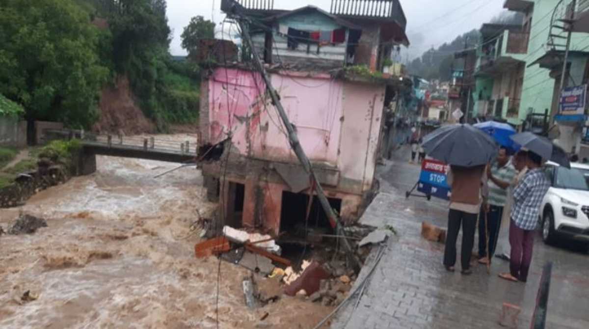 आपदा: उत्तरकाशी में भारी बारिश से कई दुकानें बही….