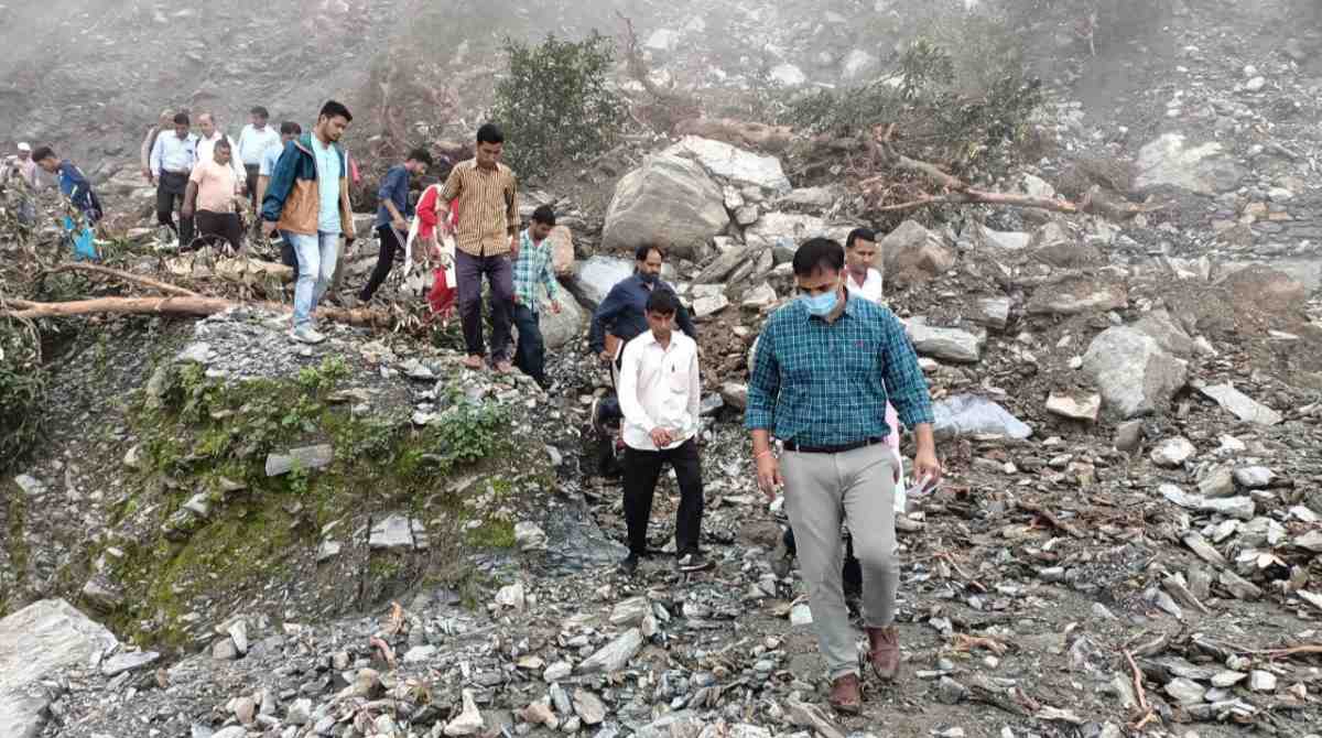 टिहरीः आपदा के तीन दिन बाद भी शवों के मिलने का सिलसिला जारी, पैदल आपदाग्रस्त क्षेत्रों में पहुंचे डीएम…