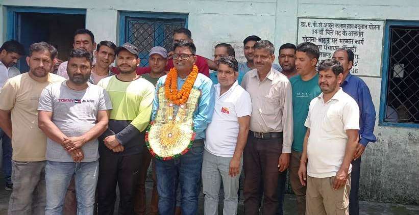 ढोल नगाड़ों व फूल मालाओं के साथ राजस्व उप निरीक्षक को विदाई, जनप्रतिनिधियों व व्यापार सभा ने किया आयोजन