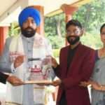 राज्यपाल गुरमीत सिंह द्वारा जिलाधिकारी पिथौरागढ़, हिलांस टीम के साथ शमशाद पिथौरागढ़ी को किया सम्मानित
