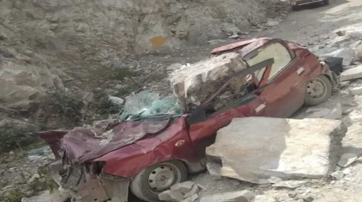 Breaking: उत्तराखंड में यहां चलती कार पर पहाड़ से अचानक गिरे पत्थर, एक की मौत, तीन घायल…