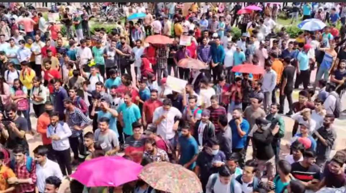 Big Breaking: भर्ती विवादों को लेकर देहरादून में सड़क पर उतरे सैकड़ों युवा, की ये मांग…