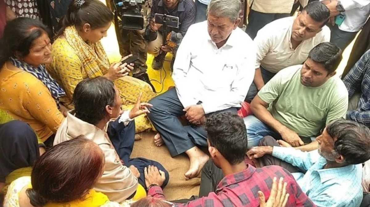 पूर्व सीएम हरीश रावत पहुंचे अंकिता के गांव, परिजनों की बंधाई ढांढस…