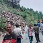 नई टिहरी-भागीरथी पुरम मार्ग पर पहाड़ी से आया मलबा, दोनों ओर लगा लंबा जाम…