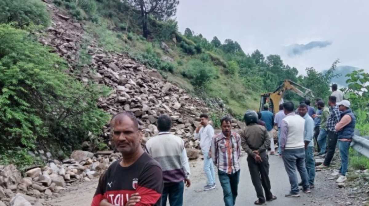 नई टिहरी-भागीरथी पुरम मार्ग पर पहाड़ी से आया मलबा, दोनों ओर लगा लंबा जाम…