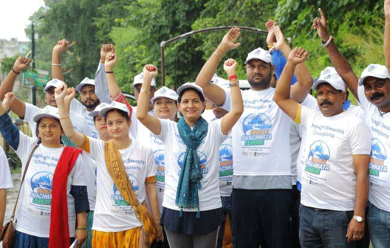 प्रधानमंत्री मोदी के जन्मदिन पर महापौर के नेतृत्व में स्वच्छता अभियान चलाकर निगमकर्मियों ने लगाई दौड़