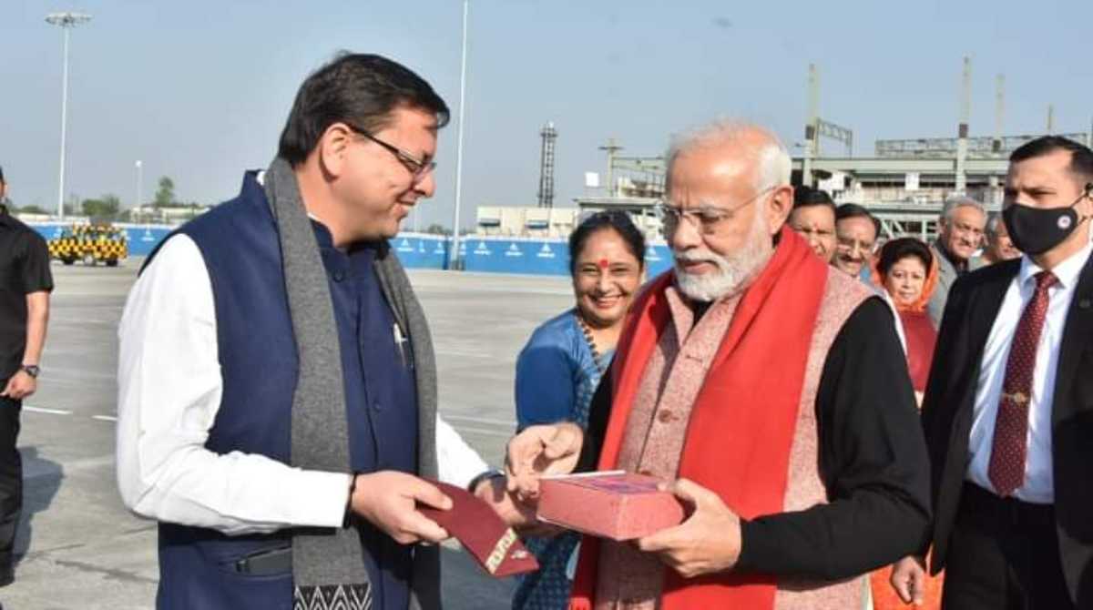 दो दिवसीय उत्तराखंड दौरे के बाद वापस लौटे पीएम मोदी, सीएम धामी ने की ये भेंट…