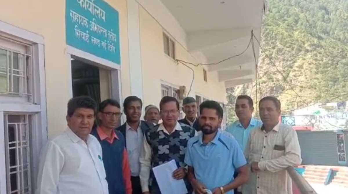 घनसालीः बड़ी निविदाओं के खिलाफ ठेकेदार संघ और जनप्रतिनिधियों का विरोध प्रदर्शन, सौंपा ज्ञापन…