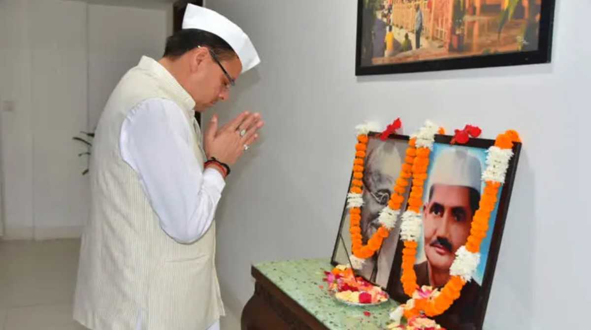 राष्ट्रपिता महात्मा गांधी और पूर्व प्रधानमंत्री लाल बहादुर शास्त्री को सीएम धामी ने दी श्रद्धांजलि
