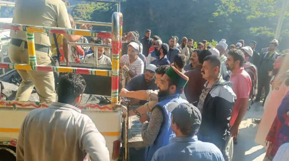 उत्तराखंडः 100 मीटर गहरी खाई में गिरा वाहन, दो की मौत, मचा कोहराम…