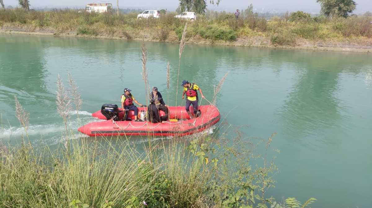 देहरादूनः शक्ति नहर में गिरी कार, कार सवार का नहीं मिल रहा सुराग…