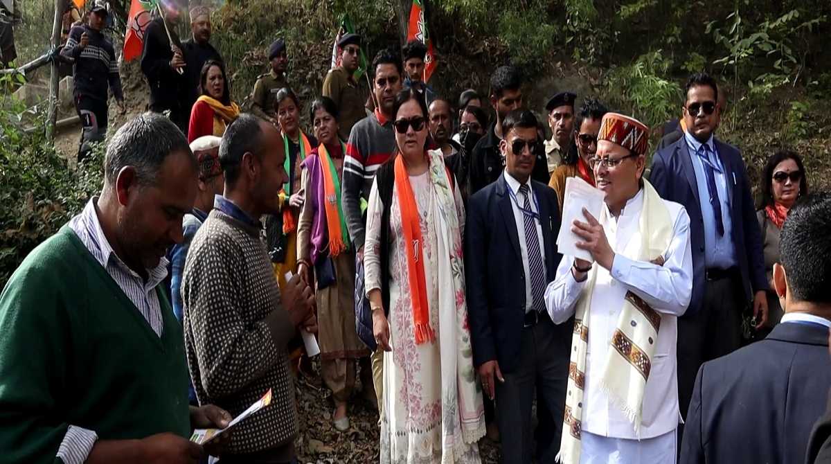 हिमाचल चुनाव में सीएम धामी निभा रहें अहम भूमिका, घर-घर जाकर मांगे वोट…