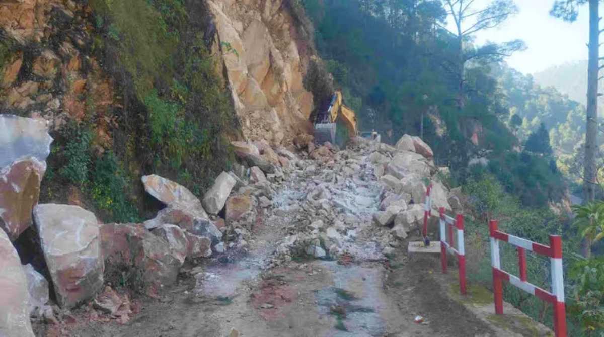 उत्तराखंड में यहां मलबा आने से मार्ग बाधित, कई गांव से कटा संपर्क, ग्रामीण परेशान…