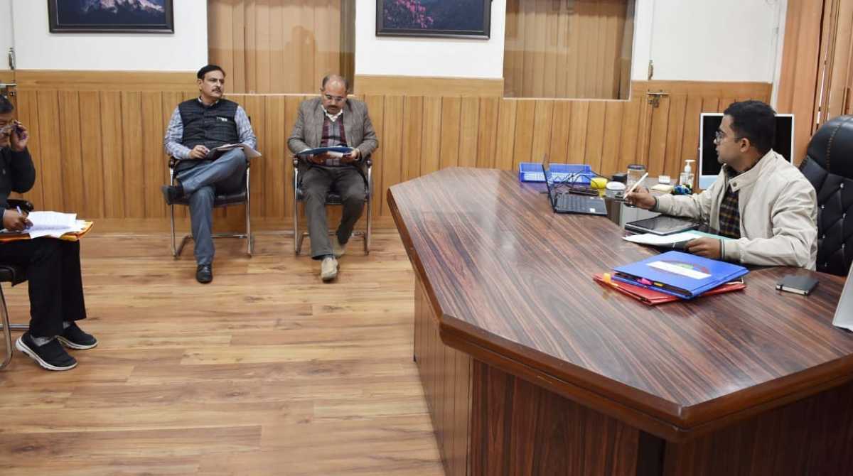 चमोली डीएम ने ली अवस्थापना विकास कार्यो की समीक्षा बैठक, दिए ये निर्देश…