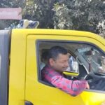 सफाई कर्मियों ने की हड़ताल तो अधिकारी ने खुद संभाला मोर्चा, किया डोर-टू-डोर कूड़ा कलेक्शन…