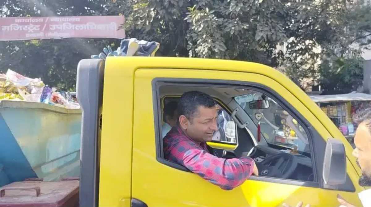 सफाई कर्मियों ने की हड़ताल तो अधिकारी ने खुद संभाला मोर्चा, किया डोर-टू-डोर कूड़ा कलेक्शन…