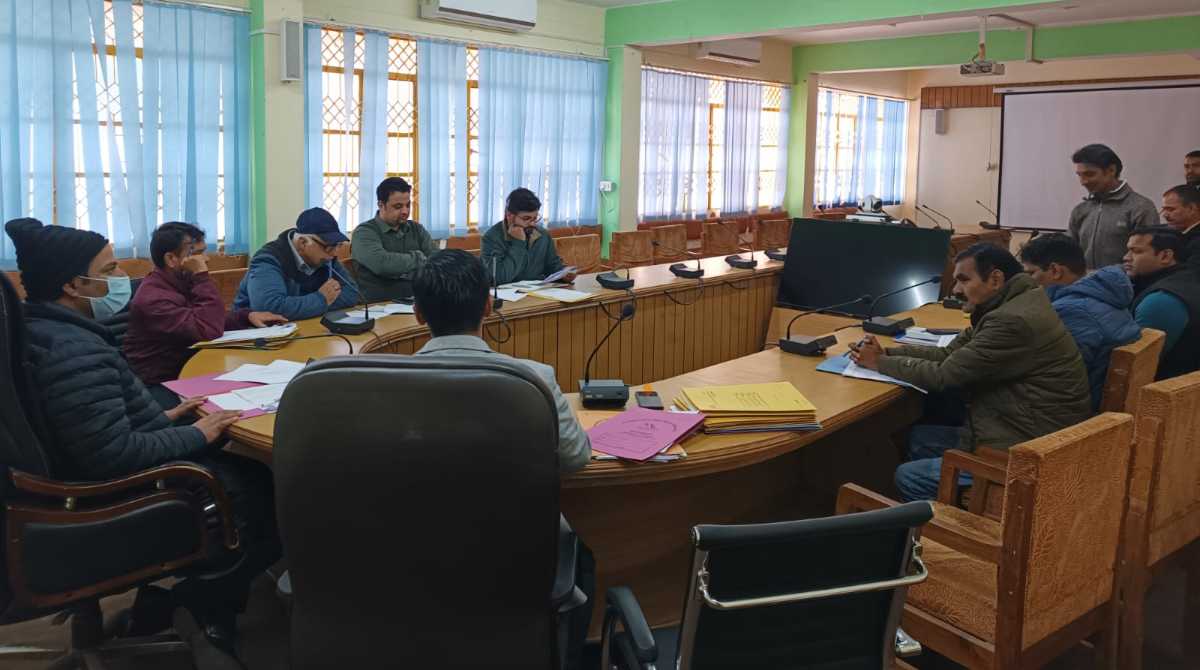 टिहरी में हुई जिला अनुश्रवण समिति की महत्वपूर्ण बैठक, CDO ने दिए ये निर्देश…