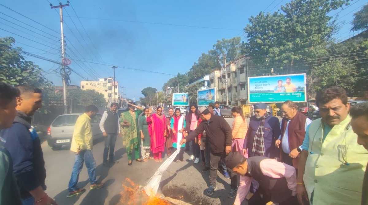 कमजोर पैरवी और जांच में लापरवाही को लेकर यूकेडी ने फूंका सरकार का पुतला…
