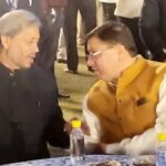 सीएम धामी की ये तस्वीर सोशल मीडिया पर छाई, सियासी गलियारों में हलचल तेज…