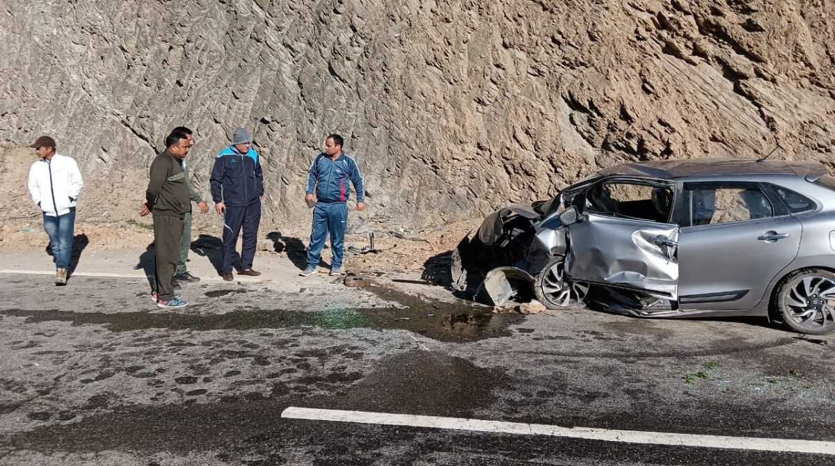 उत्तराखंडः पहाड़ी से टकराई कार, उड़े परखच्चे, इतने लोग थे सवार…