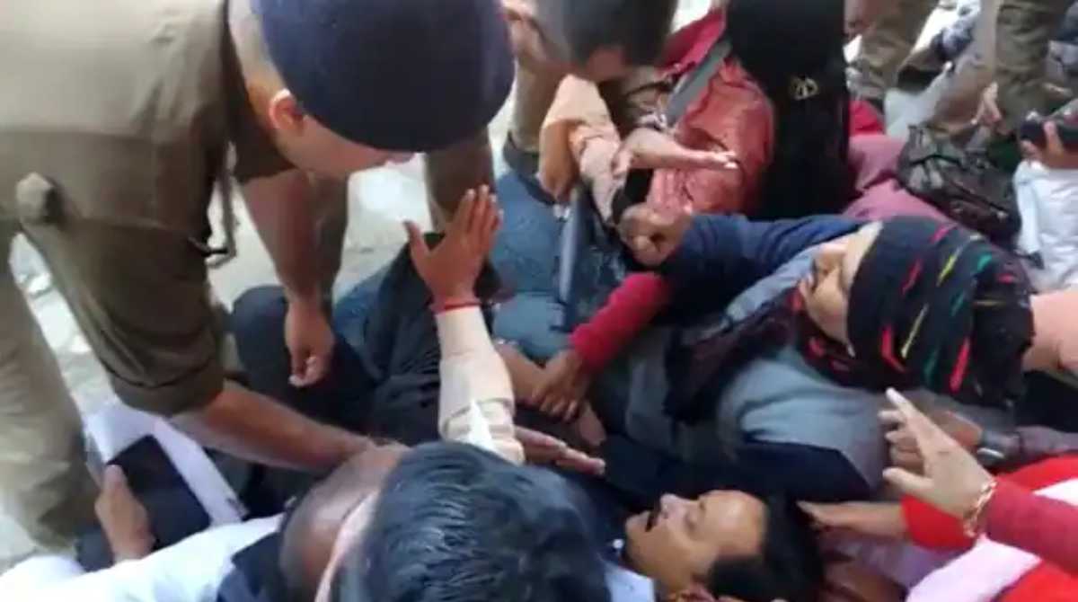देहरादून: राजभवन के बाहर धरना देने जा रहे कांग्रेसियों को हिरासत में लिया..