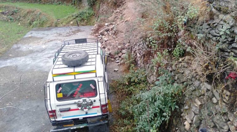 टिहरी में बड़ा हादसा, मैक्स वाहन स्लिप होकर घर की