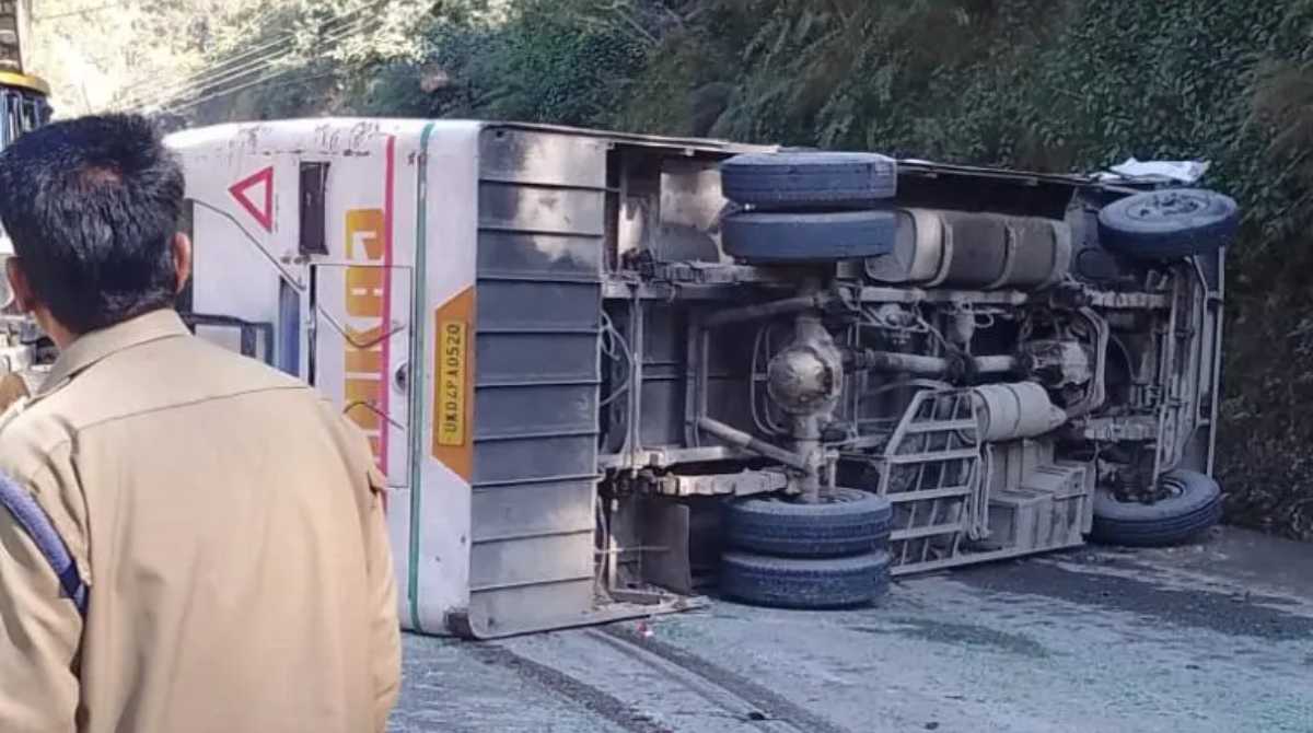 उत्तराखंडः अल्मोड़ा- हल्द्वानी हाईवे पर यात्रियों से भरी बस दुर्घटनाग्रस्त,