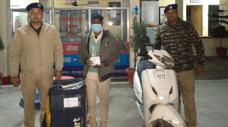 ऑनलाइन सामान डिलीवरी बैग में कर रहा था शराब तस्करी,