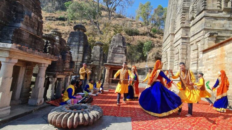 उत्तराखंड में घुघुतिया त्योहार की धूम, भक्ति संगीतमय कार्यक्रमों का