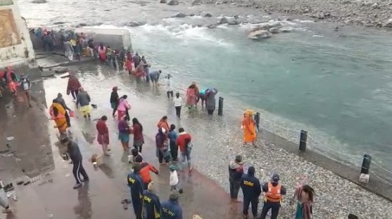 मकरसंक्रांति के माह पर्व पर श्रद्धालु लगा रहे आस्था की डुबकी…