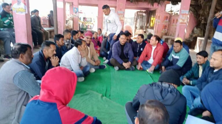 कांग्रेसजनों ने चिकित्सा सुविधाओं के अभाव पर किया प्रदर्शन, प्राथमिक